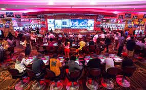 Tampilan meja dealer langsung cafeqq dengan kamera multi-sudut